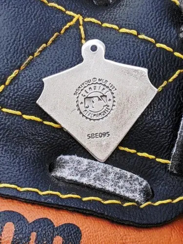 retired Philidelphia Phillies pewter pendant - Sports Memorabilia