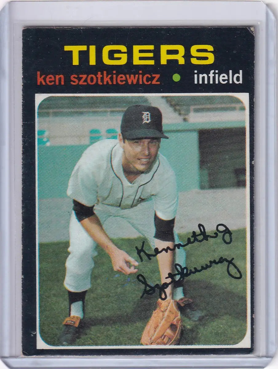 Vintage 1971 Topps Baseball card of Ken Szotkiewicz fielding for the Detroit Tigers