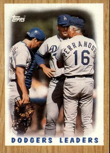 1987 Topps #431 Tom Niedenfuer/Alex Trevino/Ron Perranoski NM-MT Dodger ID:23931 - Baseball Card Single