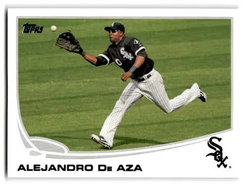 Original gloss Baseball card featuring White Sox player Alejandro de Aza catching a ball