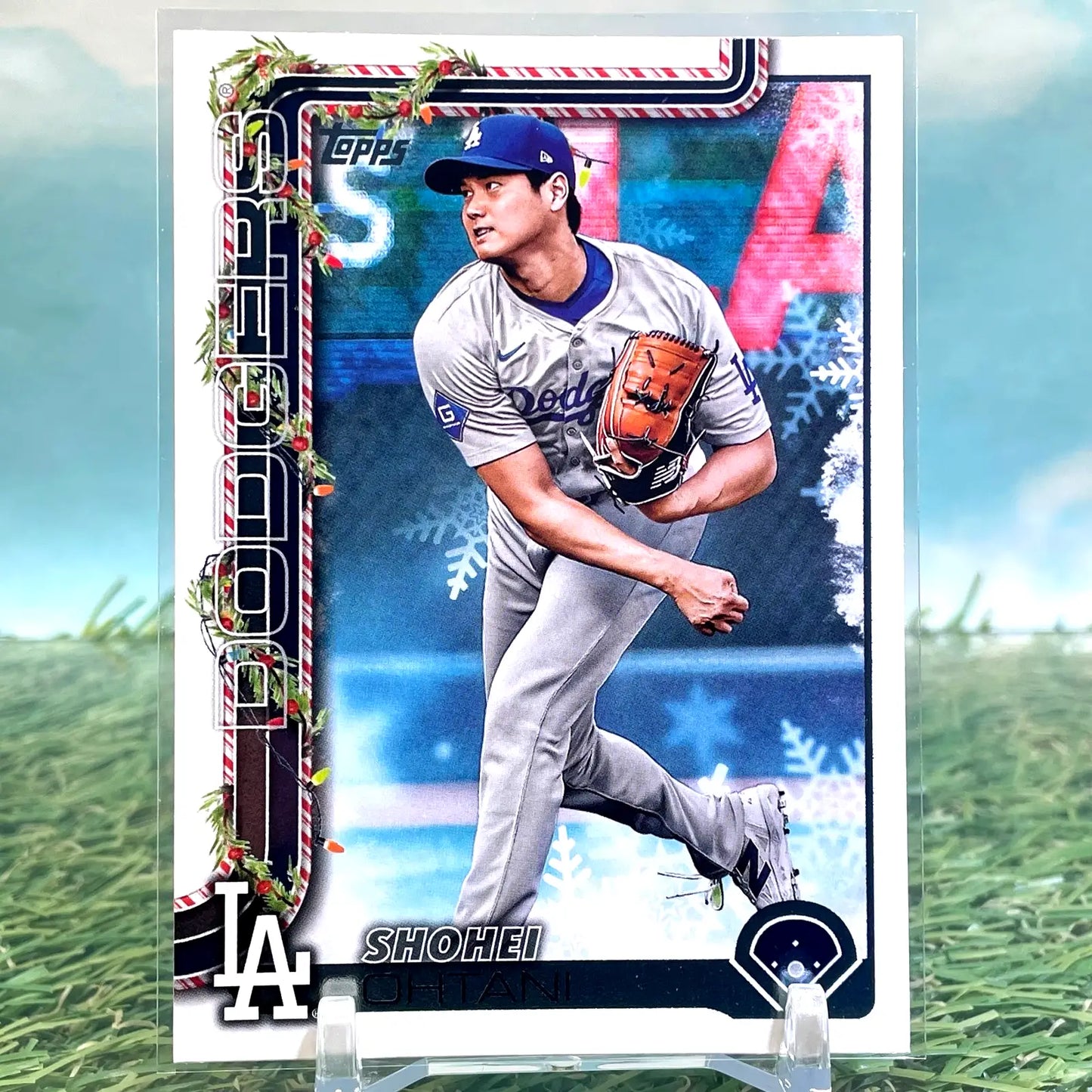 2025 Topps Holiday #H1 Shohei Ohtani Pitching Variation FEATURED KM07 - Baseball Card Single