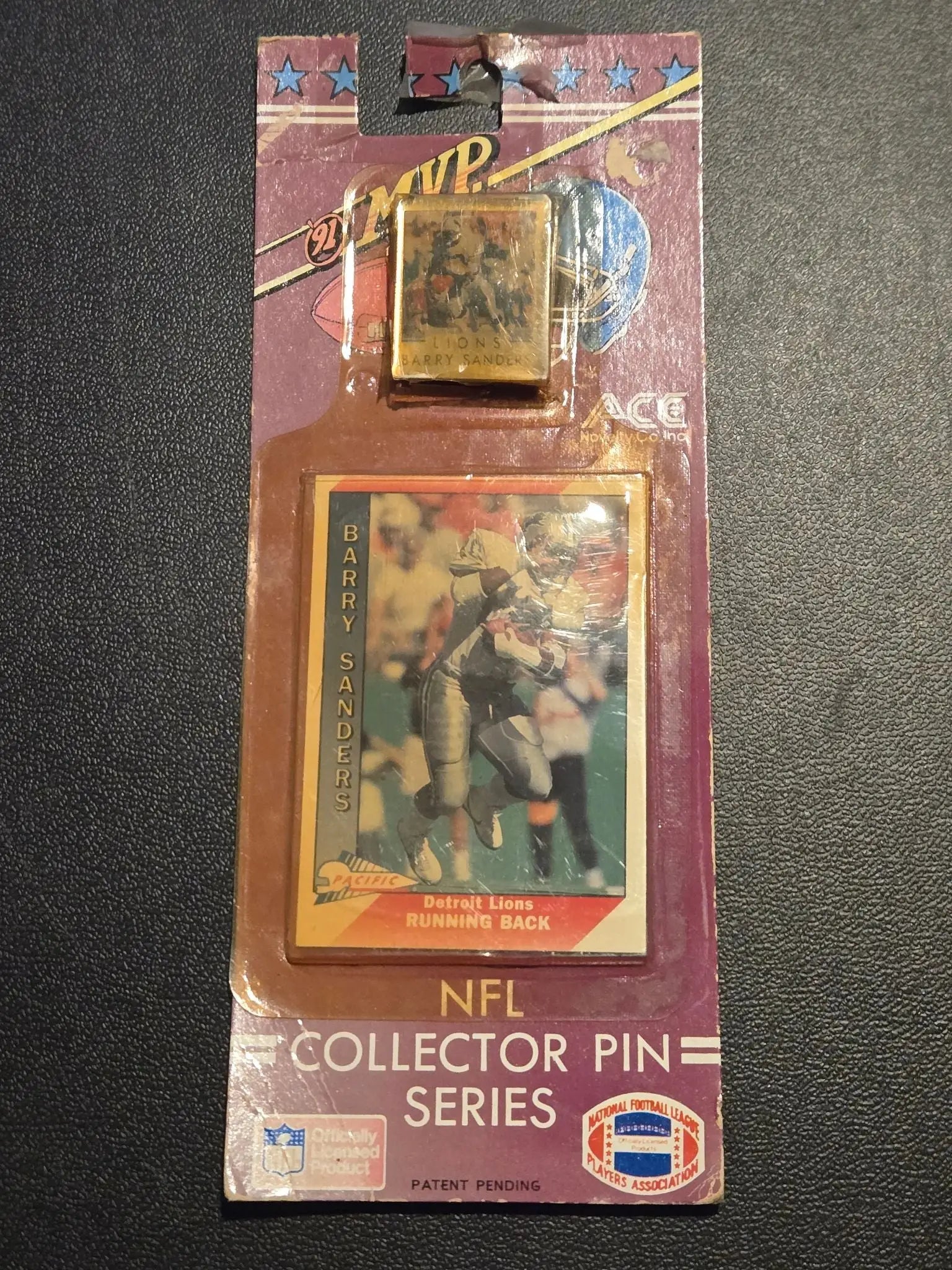 Ace NFL Collector Pin Barry Sanders Detroit Lions Carded Pacific Trading Card - Sports Memorabilia