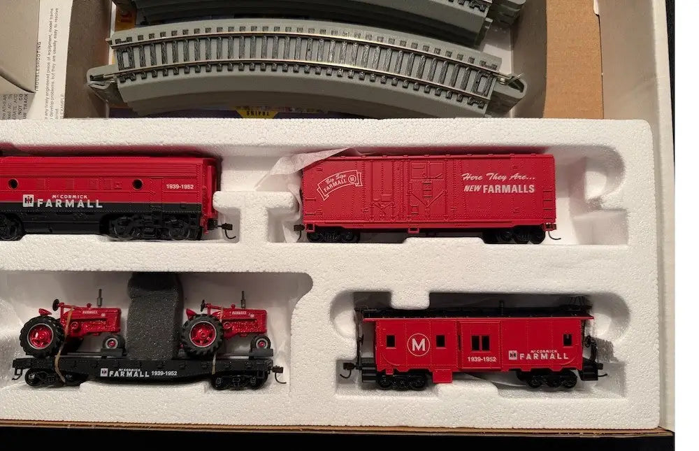 Athearn Case IH Farmall HO Scale Train Set 1999 Complete Rare IH Tractor