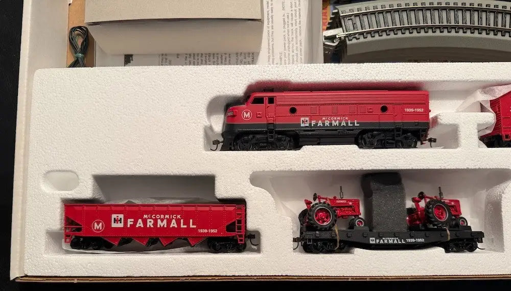 Athearn Case IH Farmall HO Scale Train Set 1999 Complete Rare IH Tractor