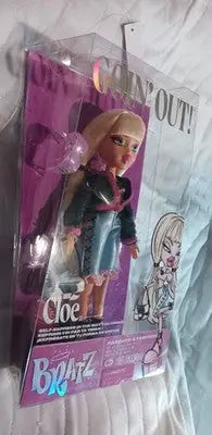 BRATZ GOIN’ OUT! CLOE AKA ’Angel’ Fashion Doll~Purse Glasses Brush Beautiful NIB