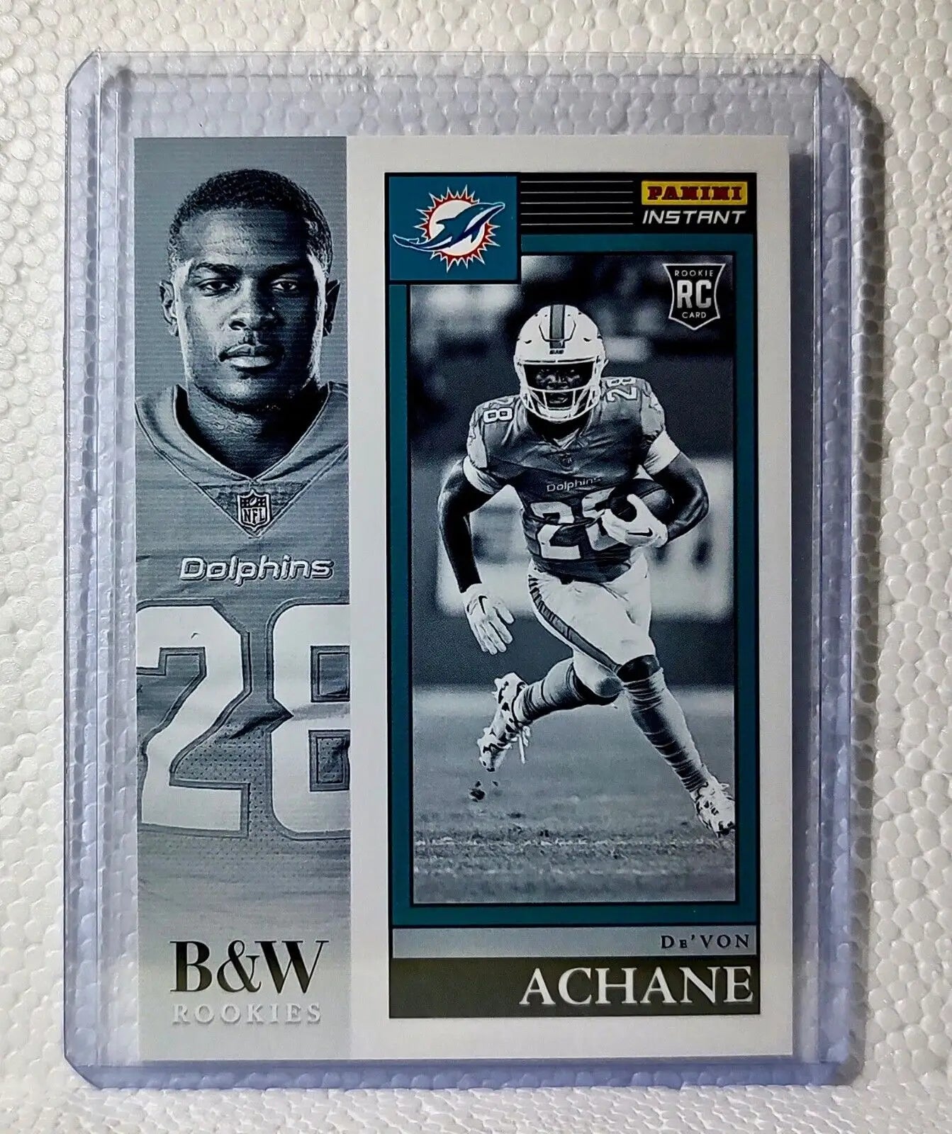 De’Von Achane 2023 Panini NFL #11 Black & White Rookies Card Dolphins 1/216