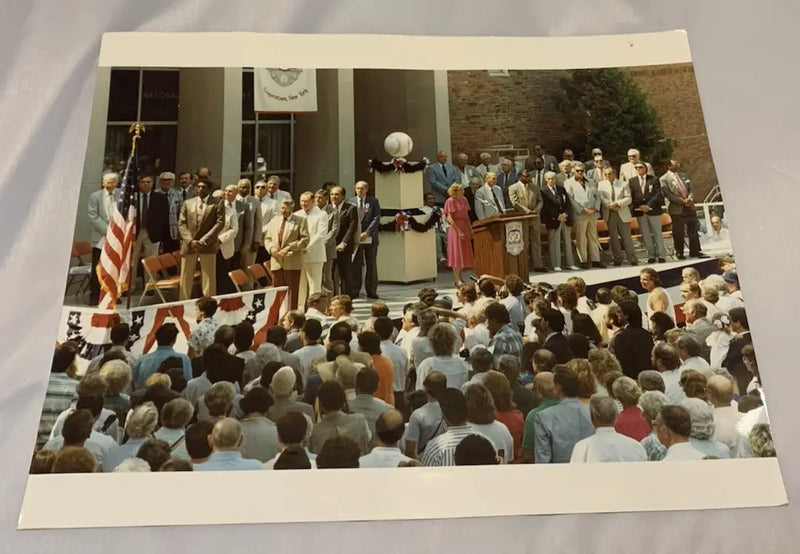 Historical outdoor event photo featuring Johnny Bench and sports memorabilia from 1989 Hall of Fame induction