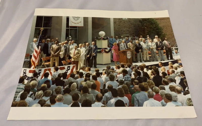 Vintage outdoor event photo featuring Johnny Bench and sports memorabilia from 1989 induction