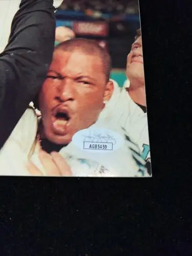 Hernandez signed auto sports illustrated magazine featuring 1997 WS MVP Liván Hernandez