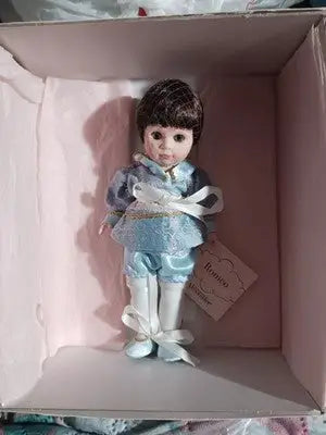 Madame Alexander 2005 Romeo # 40780 Doll Missing The Top Of The Box Pre-Owned - Other