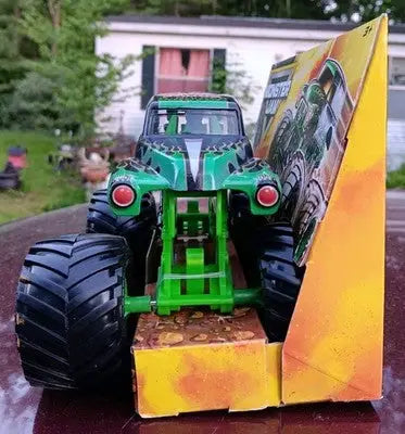 Monster Jam 2025 Grave Digger 1:24 Scale Die-Cast Monster Truck New In Box - Collectibles