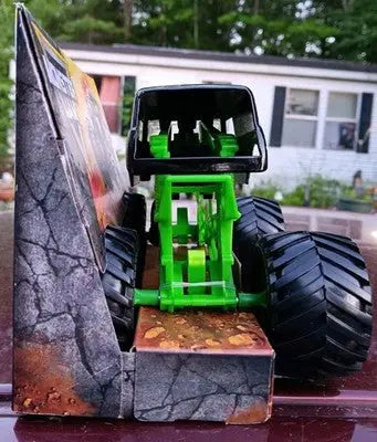 Monster Jam 2025 Grave Digger 1:24 Scale Die-Cast Monster Truck New In Box - Collectibles