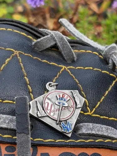 retired New York Yankees pewter pendant - Sports Memorabilia