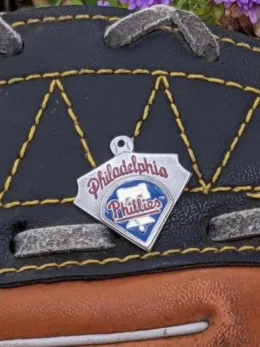 retired Philidelphia Phillies pewter pendant - Sports Memorabilia