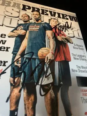 SIGNED Sports Illustrated 10/28/2013 Dwight Howard Kevin McHale Rockets JSA Auto - Sports Memorabilia