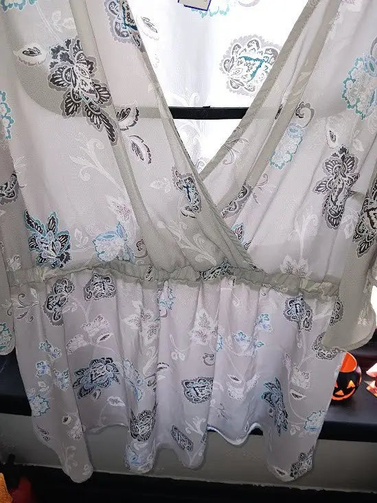 Torrid Blouse Lily Babydoll Georgette Surplice Gray Floral Top Size 2 Boho Tunic