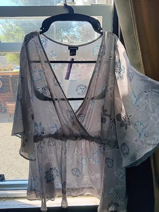 Torrid Blouse Lily Babydoll Georgette Surplice Gray Floral Top Size 2 Boho Tunic