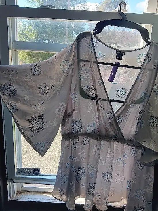 Torrid Blouse Lily Babydoll Georgette Surplice Gray Floral Top Size 2 Boho Tunic