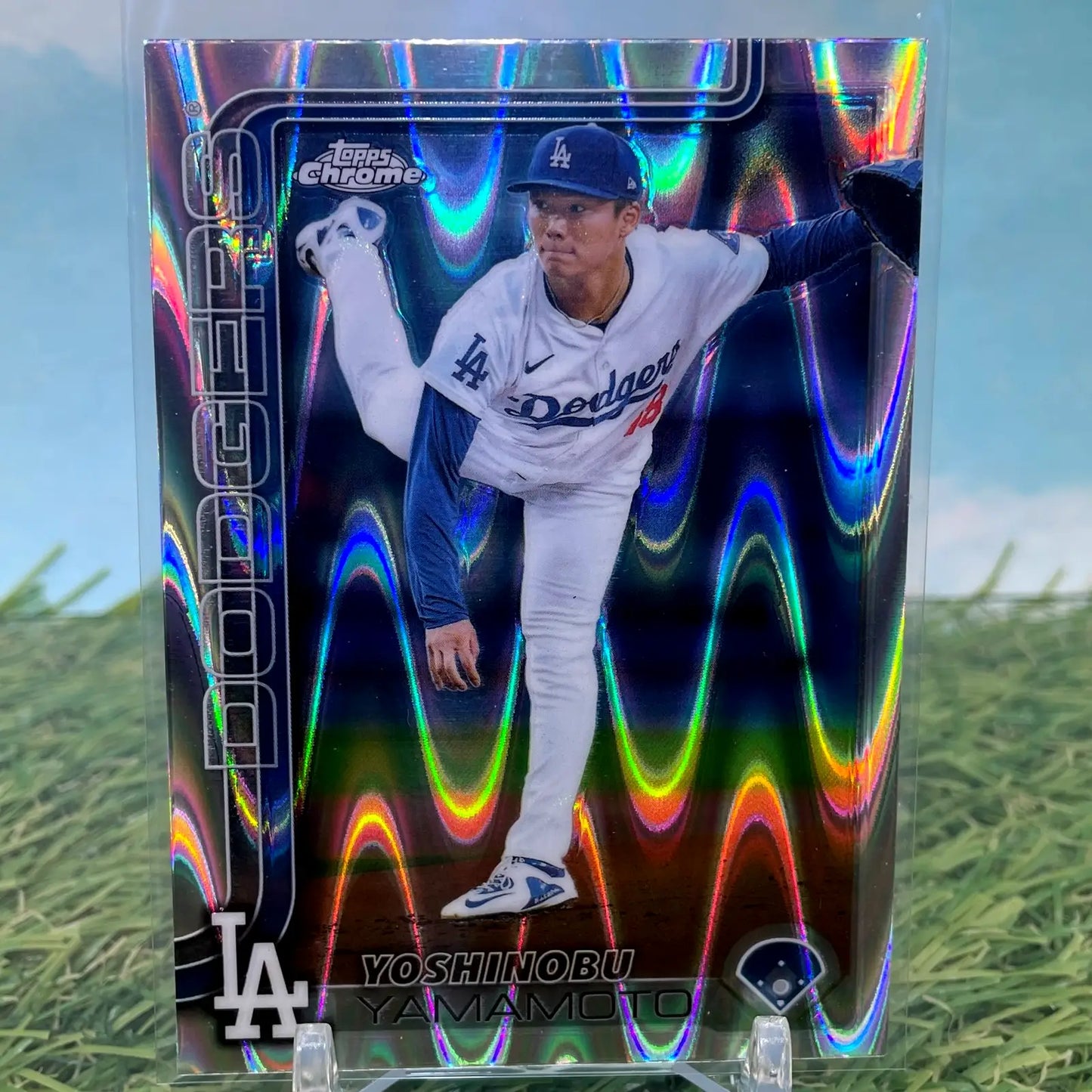 Yoshinobu Yamamoto 2025 Topps Chrome RayWave Refractor Card #179 - Baseball Card Single